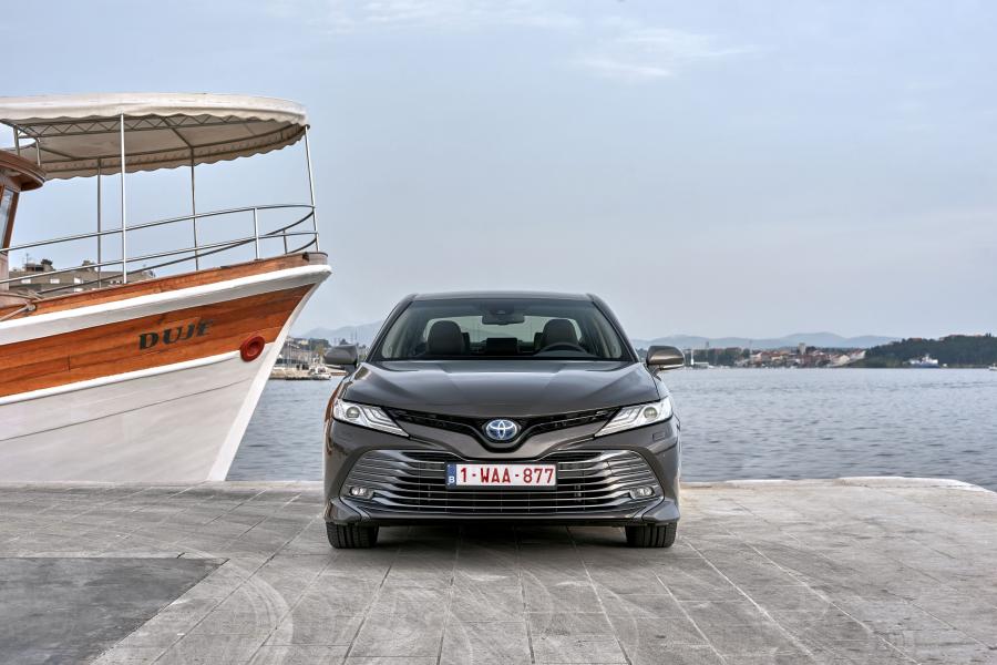  Toyota Camry Hybrid 2019 года  (EU) (фото 18 из 45)